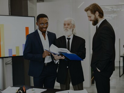 Homens tendo uma reunião