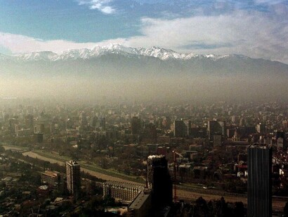 Una capa de humo cubre una gran ciudad