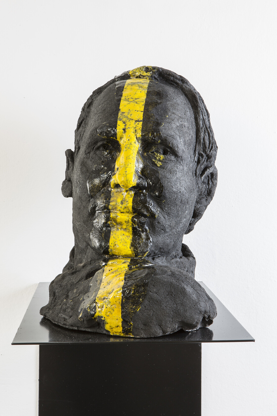 Gianni Dessì, Ritratto,
2014-­‐15,
olio
su
ceramica
Raku
37
x
27
x
41
cm
(busto),
126
x
30
x
47
cm
(base)