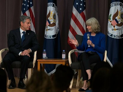 Dipartimento di Stato degli Stati Uniti d'America, Washington. Il Segretario di Stato Anthony J. Blinken e l'Assistente Segretario Maggie Nardi ad un Open Forum sul Fentanyl, luglio 2023