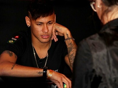Neymar responde a perguntas em coletiva de imprensa. O staff de jogador não conseguiu influenciá-lo de forma positiva para conter essa situação. Simplesmente, visou-se mais o dinheiro conseguido com craque, do que dar atenção para esses pontos ruins, o que fez o futebol dele ser muito afetado