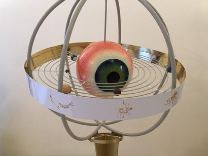 La riflessione sullo scorrere del tempo è il filo conduttore che dallo scienziato seicentesco ci porta a questo immenso artista novecentesco