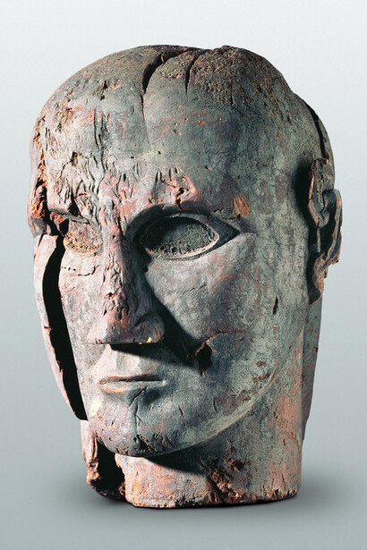 Testa di canopo. Legno con resti di rivestimento in oro, metà del VII secolo a.C.
Credito: Civico Museo Archeologico, Milano, foto Studio fotografico Giuseppe Giudici