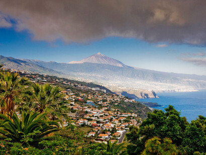 Paisaje de las Islas Canarias con el Teide al fondo. España