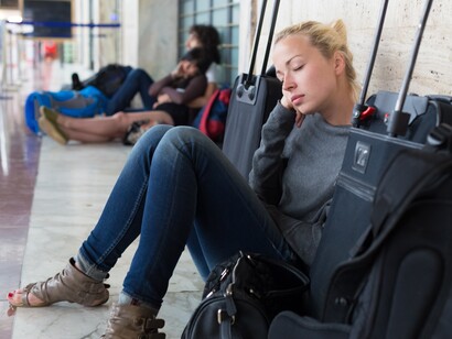 Intentando descansar en el aeropuerto