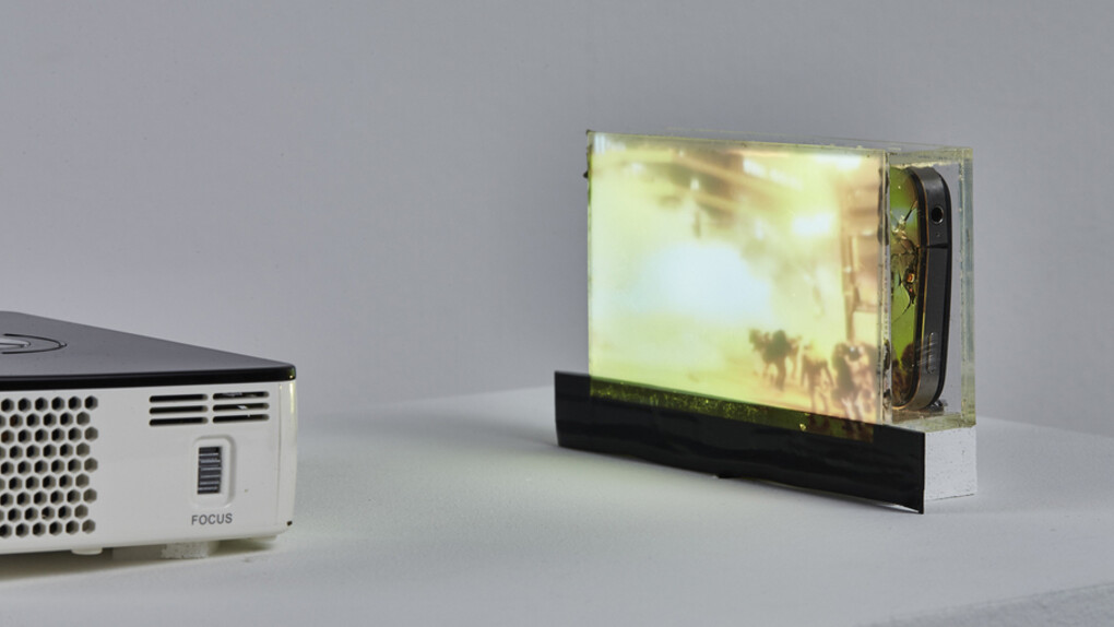 Lynn Hershmann Leeson, iPhone Crack (August Moon), 2014, iPhone, Beamer, Sockel, technische Vorrichtung | iPhone, beamer, pedestal, technical Devices, 120 x 45 x 35 cm Courtesy die Künstlerin | the artist & Waldburger Wouters, Brüssel | Brussels Foto | photo: KAI 10 | Arthena Foundation, Alexandra Höner