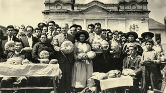 José María Arguedas, junto a artesanos de Cochas en Concepción, cuando era Director de la Casa de la Cultura en Lima (1964). La transculturación es un proceso complejo que redefine identidades, lenguas y formas narrativas en contextos de contacto cultural