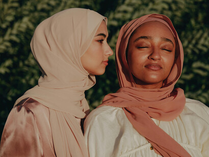 Académicos como Gal Hacohen y Edy Kaufman han destacado que un Estado palestino sin ejército podría dedicarse a la construcción de una sociedad democrática y pacífica, sin la carga económica y social que representa la militarización