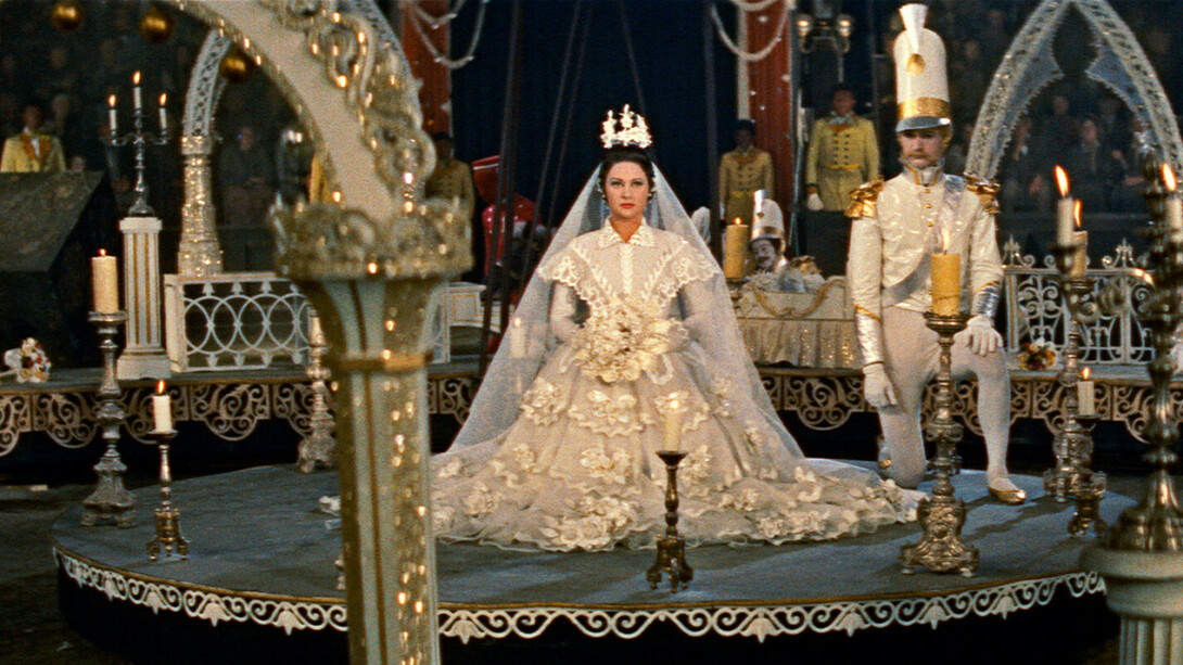 A credencial mais importante desta obra-prima, sobre a qual poucos tinham conhecimento à época, permite-nos compreender hoje que, com Lola Montès, Max Ophüls construía um dos incontornáveis pontos de inflexão entre o cinema clássico e o cinema moderno, obra que desarma o olhar e propõe que repensemos, mais uma vez, o que é o cinema