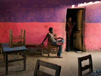 Steve McCurry, Un ragazzo seduto su una sedia, Omo Valley, Ethiopia, 2013