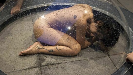 Caparazón, 2010, Corpus. Arte in Azione, Museo MADRE, Napoli, Italia, Foto di Amedeo Benestante, Courtesy dell'Artista e PrometeoGallery