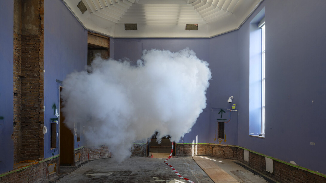 Berndnaut Smilde, Vertical visibility, painting in exhibition. Courtesy of Ronchini Gallery