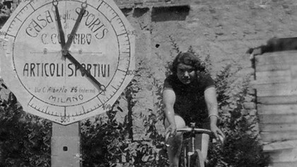 Alfonsina Strada sui rulli in un'immagine pubblicitaria, 1924 circa