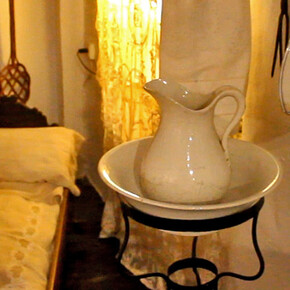 Dormitorio rural, Exhibition view. Courtesy of Museo Unicaja de Artes y Costumbres Populares