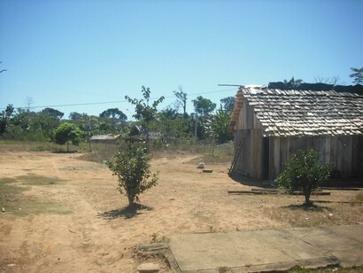 un piccolo villaggio a nord dello stato del Mato Grosso, in Brasile, al confine meridionale della Foresta Amazzonica