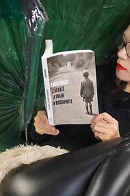 Kim Chi Pho, agent d'artiste. L'exposition à la galerie Fanny Jacquemaire est l’occasion pour Louis Durot de dédicacer son livre autobiographique J’ai raté le train d’Auschwitz © Erick DF