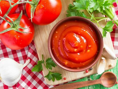 I pomodori venivano passati, il rosso succo raccolto e imbottigliato