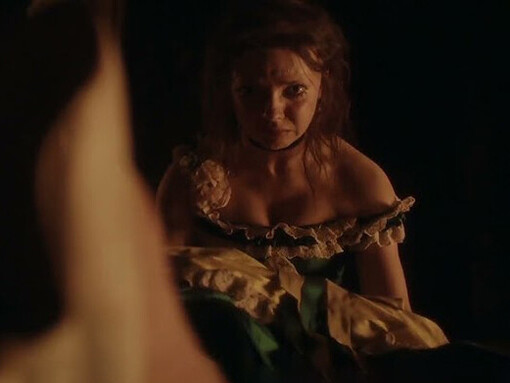 En lugar de moralizar sobre los rasgos físicos, la película revela cómo la obsesión con la belleza, cuando se convierte en mandato social, puede destruir la identidad