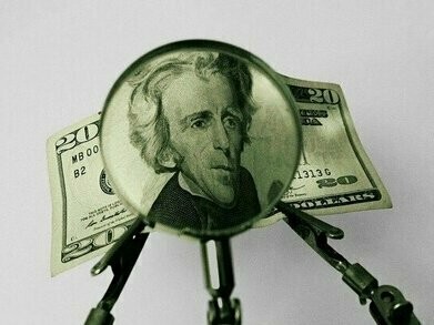 Líderes civis presos foram libertados por líderes militares, também estes libertados na altura das ditaduras, já escoladas nas histórias latinas de monarquias e repúblicas, fantasiadas de golpistas, mancomunados todos entre si, num teatro de fantoches, que o povo assiste e cumplicemente, aplaude