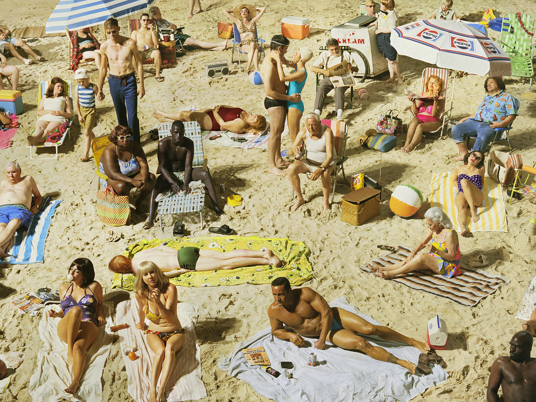 Alex Prager, Crowd #3 (Pelican Beach), 2013, Archival pigment print, Courtesy the artist and Lehmann Maupin, New York and Hong Kong