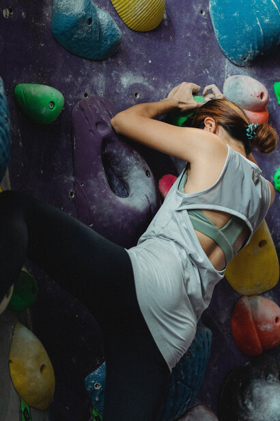 Escaladora revê objetivos com a parede de escalada ao se propor um ritmo devagar, sem perder a constância