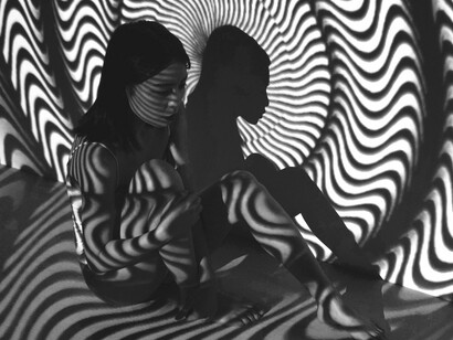 Eram, no fim das contas, realidades completamente diferentes da dela, pois eram pessoas normais, com problemas, alegrias e pesares. No dia a dia, o ambiente da mansão era sempre muito limpo, organizado e silencioso, pois seu pai era extremamente exigente quanto ao barulho. Não suportava que ninguém levantasse a voz e nem ouvisse música alta. Isso só era tolerado em dias de festa