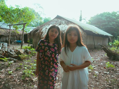 A narrativa de que Portugal "deu mundos ao mundo" é contestada por uma visão mais crítica e informada do passado colonial