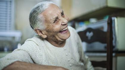 Acredito que em diversas partes do mundo e talvez nas mais crescidas e sábias sociedades, também houve um aprendizado quanto a longevidade, mas aqui parece assustar mais que o real desejo de aprender e lidar. Com isso o atraso de atitudes mais empáticas, ações mais humanitárias e consistentes bem como discussões mais aderentes a rotina de trabalho, moradia, saúde e convivência tem sido tardio, penoso e pouco eficaz. Não é um corpo estranho que chegou e agora precisa ser analisado, mas sim a vida dando passagem e se fazendo acontecer