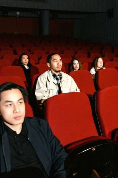 Homem assistindo um filme