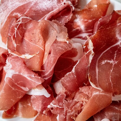 Nel corso dei secoli, ogni territorio ha elaborato tecniche proprie, legate al clima, all'alimentazione dei suini e alle modalità di stagionatura