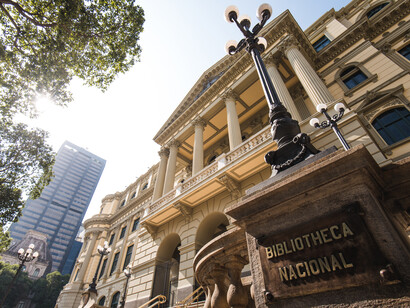 A Hemeroteca Digital Brasileira oferece acesso online a jornais e revistas históricos, modernizando o acesso ao acervo da Biblioteca Nacional