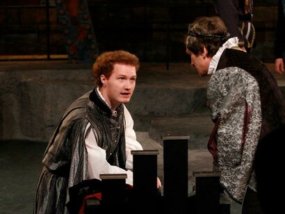 Ricardo utiliza el lenguaje como un arma de manipulación, demostrando su astucia y capacidad para someter a otros a su voluntad