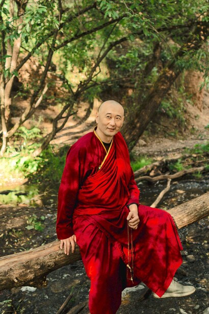 Monje com túnica vermelha