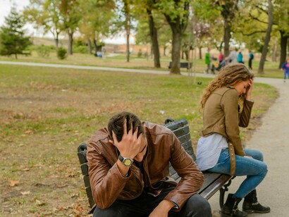 Conheço uma mulher que, ao decidir abandonar seu casamento ruim, enquanto ela juntava todos os pedaços quebrados de si mesma, o marido cancelou todos os seus cartões de crédito, retirou o dinheiro da conta conjunta e, antes que ela percebesse, ela não mais tinha algum dinheiro, nada. Segundo a Justiça, eles se casaram em comunhão de bens e ela tem direito a diversas coisas, mas a Justiça demora muito e nem sempre as recupera. Ela é uma mulher de classe média, com uma família que a sustenta, educação e trabalho