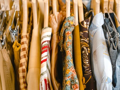 Roupas usadas em cabides