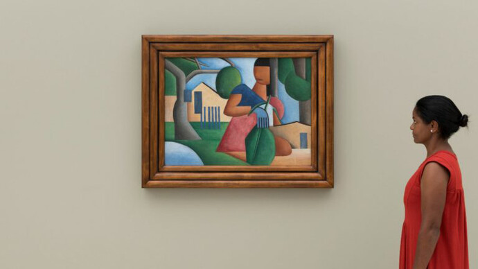 Apreciadora de arte observa quadro A Caipirinha de Tarsila do Amaral