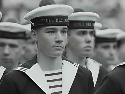 Marinheiros vestindo bonés com pompons em cima devido ao balanço do mar