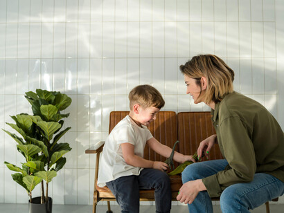 Culturalmente, as mulheres são pressionadas a justificar suas escolhas de maternidade, casamento e vida pessoal no ambiente de trabalho devido a padrões sociais arraigados
