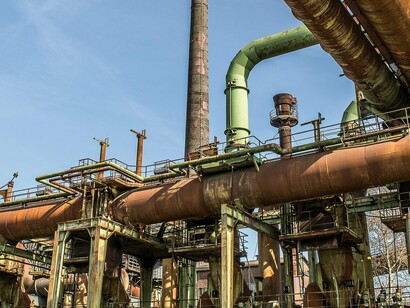 A fragmentação institucional e a falta de coordenação podem comprometer resultados e gerar contradições entre objetivos. Por exemplo, incentivos à produção industrial podem entrar em conflito com metas ambientais se não forem adequadamente alinhados. Assim, a governança das políticas públicas torna-se um elemento central para o sucesso da estratégia de desenvolvimento sustentável