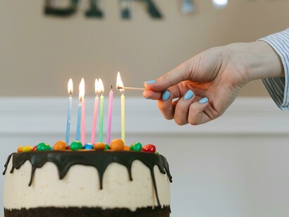 La tradición de poner velas en las tortas de cumpleaños comenzó en Alemania en el siglo XVIII, donde la cantidad de velas representaba la edad del festejado