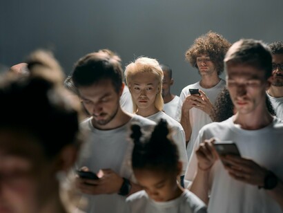Un groupe d'adultes utilise leurs smartphones pour envoyer des SMS à d'autres personnes mais n'interagit pas entre eux