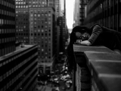 Vivimos en una sociedad de producción constante, en la que las máquinas nunca se detienen y quien no pueda mantener el ritmo quedará irrevocablemente atrás