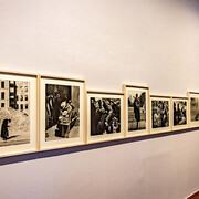 Verschiedene künstler, EveryBody! Was körper erzählen. Fotografie und medienkunst von 1945 bis heute, ausstellungsansicht. Mit freundlicher genehmigung des Museums der Moderne