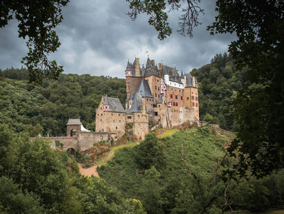 Forteresse de pierre et de silence, le château médiéval allemand cristallise les hiérarchies d’un monde ancien, où le pouvoir s’inscrit dans les murs autant que dans les esprits