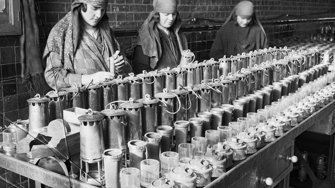 François Kollar, Mineurs. Nettoyage des lampes. Société des mines de Lens. Lens (Pas-de-Calais)
1931-1934, Épreuve gélatino-argentique, tirage d‘époque, 18 x 24 cm. Bibliothèque Forney. Ville de Paris. © François Kollar / Bibliothèque Forney / Roger-Viollet