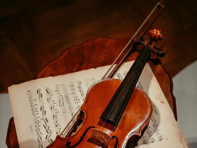 Ludwig van Beethoven, ao preservar a tradição da cadenza improvisada, revela sua habilidade em equilibrar estrutura e liberdade expressiva