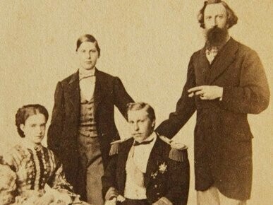 Membros da família real portuguesa em 1862.
Nascido Pedro de Alcântara Francisco António João Carlos Xavier de Paula Miguel Rafael Joaquim José Gonzaga Pascoal Cipriano Serafim de Bragança e Bourbon, em 12 de outubro de 1798, no Palácio de Queluz, em Portugal, seu destino parecia traçado desde o berço. No entanto, a história reservava para ele um caminho muito diferente daquele percorrido por seus antepassados


