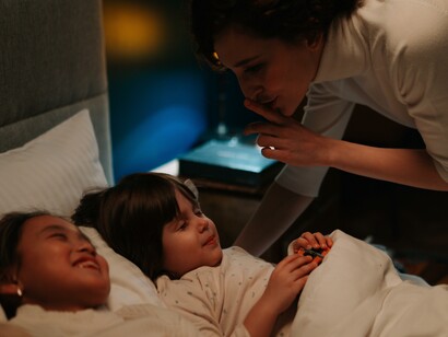 Babá coloca as meninas para dormir