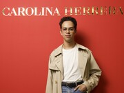 O baiano nascido em Irecê, fez de São Paulo seu lar e se considera um paulista de alma e coração. Aos 25 anos, o menino introvertido deu lugar a uma versão mais comunicativa para dar vida à sua paixão: produzir moda