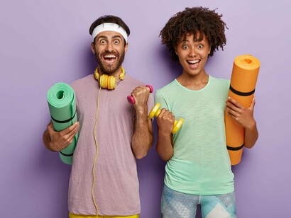 Casal com equipamentos de ginástica. O médico do ginásio fizera-lhe um plano de exercícios; nada de grandes malabarismos. As primeiras sessões eram de treino leve para habituar o coração: um aquecimento em bicicleta, um corrida e exercícios para pernas e braços. "O corpo não se vai moldar nos primeiros dias. É trabalho constante!", frisou o homem da bata